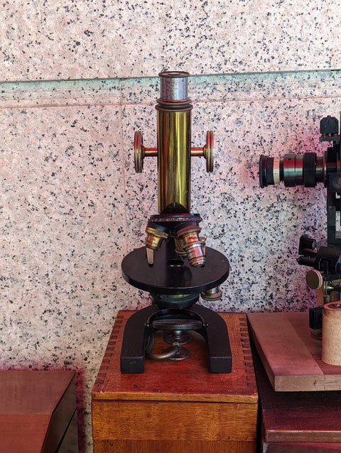 Microscopio de laboratorio vintage (est. 1930)